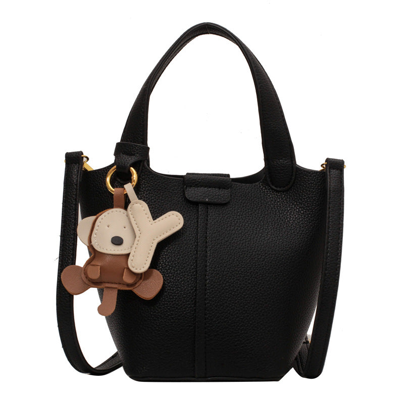 Damen Handtasche mit verspieltem Anhänger | Nord Taschen