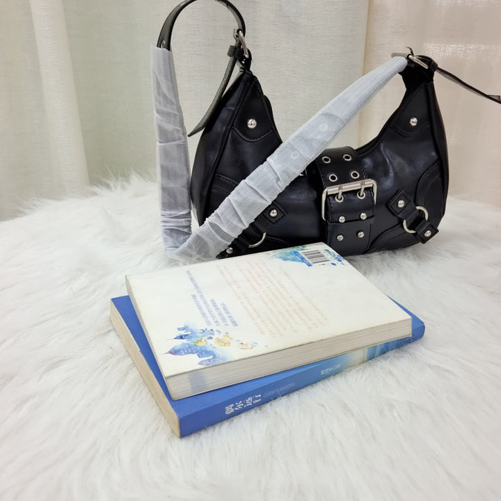 Damen Hobo-Tasche mit moderner Faltenstruktur und eleganten Nietenakzenten Nord Taschen