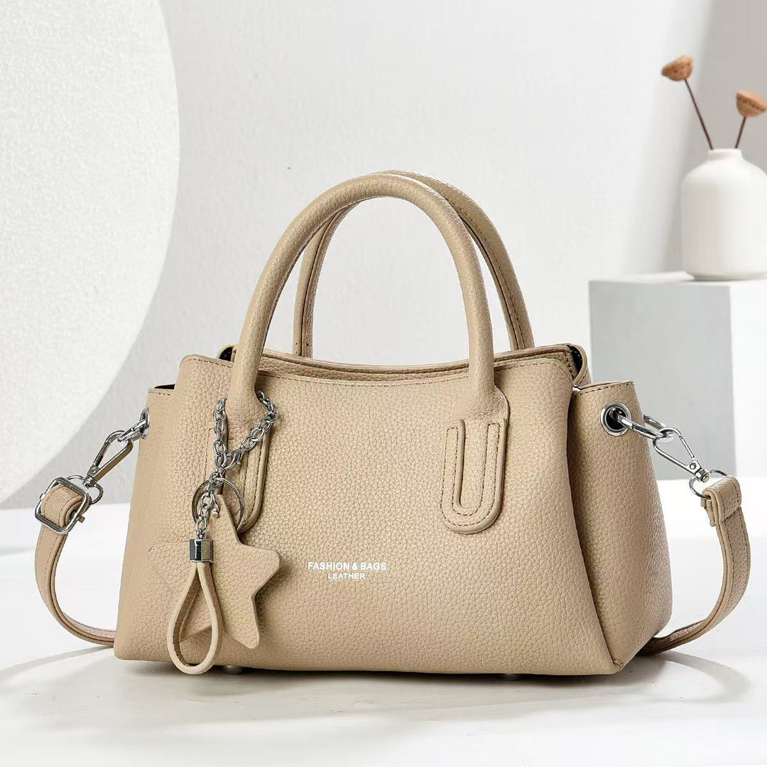 Damen elegante Umhängetasche mit strukturiertem Kunstleder und modischem Anhänger Nord Taschen