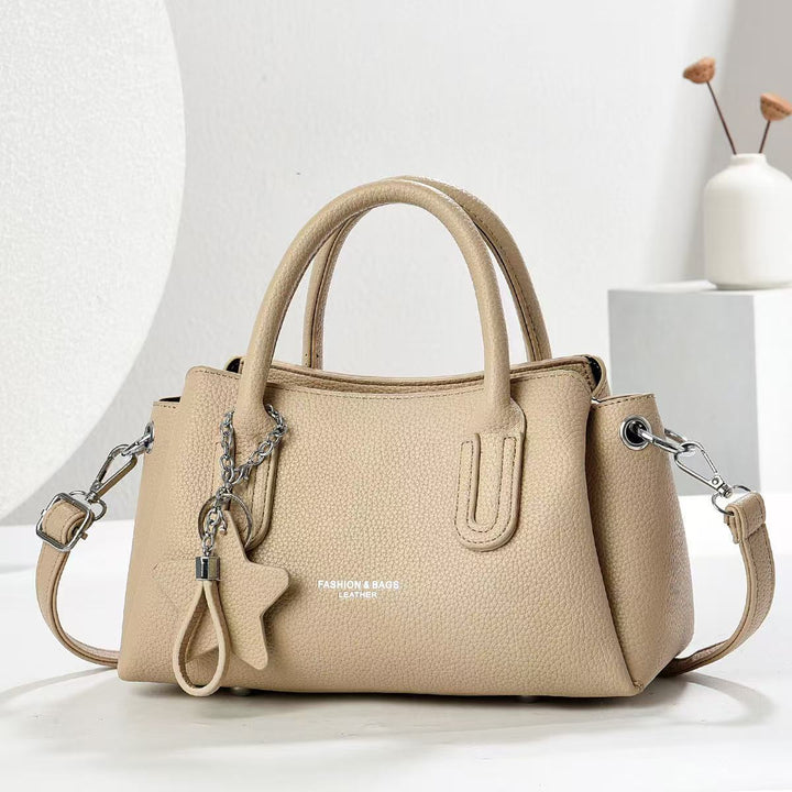Damen elegante Umhängetasche mit strukturiertem Kunstleder und modischem Anhänger Nord Taschen