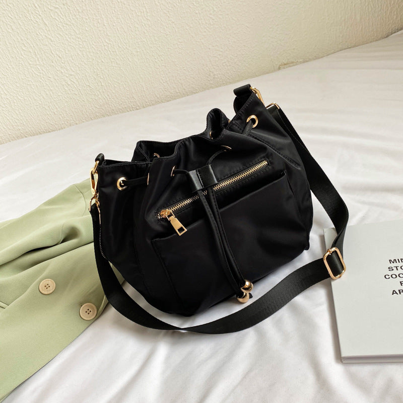 Damen Hobo-Tasche mit elegantem Kordelzug und praktischen Reißverschlussfächern Nord Taschen