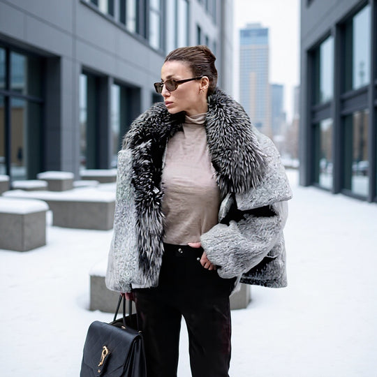 Damen Kurzjacke aus Kunstfell im Oversize‑Cut mit voluminösem Webpelzkragen Nord Taschen