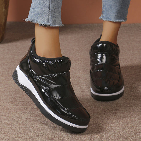 Damen Wattierte Slip-On Sneakers mit glänzendem Lackfinish und keilförmiger Komfortsohle Nord Taschen