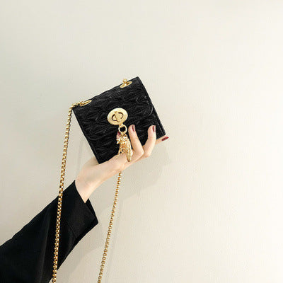 Damen Clutch mit eleganter Steppoptik und dekorativem Kettenriemen Nord Taschen