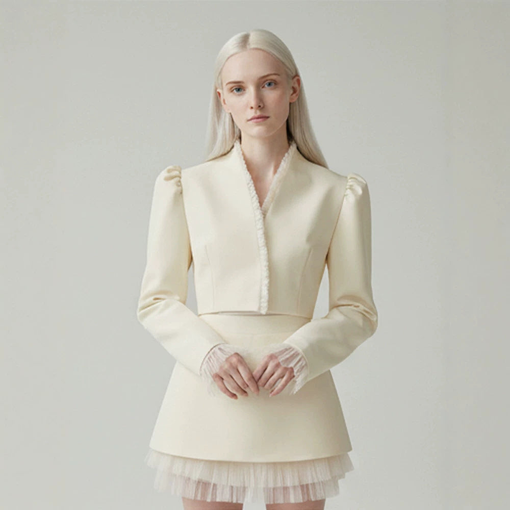 Damen Kurzblazer mit taillierter Cropped-Silhouette, gerafften Schultern und zarten Tüllmanschetten Nord Taschen