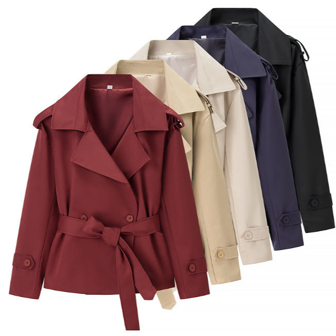 Damen Cropped-Trenchjacke mit doppelter Knopfleiste, Taillengürtel und Schulterriegeln Nord Taschen