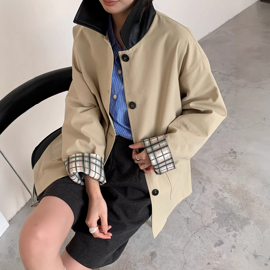 Damen Kurzjacke im Trench‑Stil mit Lederkragen und umschlagbaren Karo‑Manschetten Nord Taschen