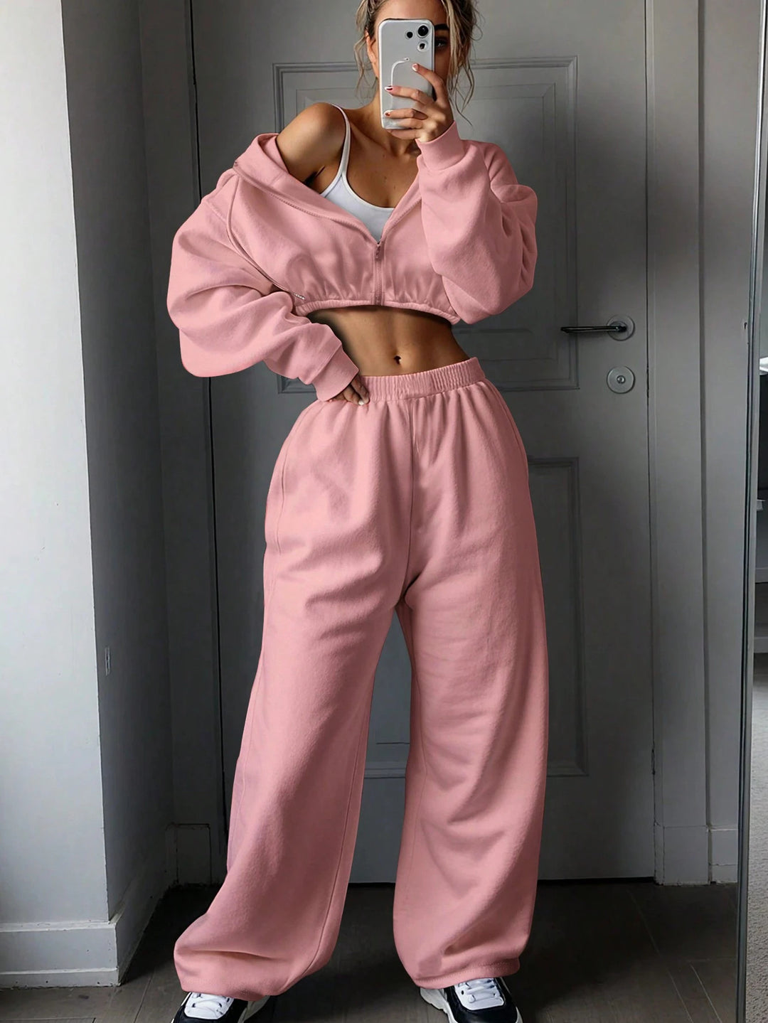 Damen athletisches Cropped-Zip-Hoodie und weite High-Waist Lounge-Jogginghose Nord Taschen