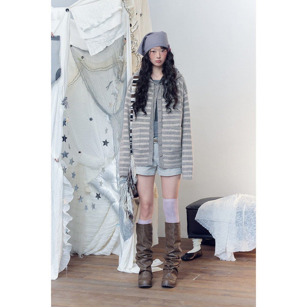 Damen Gestreifte Strickjacke mit Kapuze, durchgehender Knopfleiste und aufgesetzten Taschen Nord Taschen