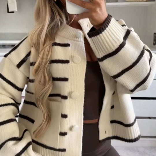 Damen Oversize Cropped‑Strickjacke im Blousonstil mit Kontraststreifen und großen Knöpfen Nord Taschen