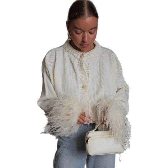 Damen Strickcardigan mit Federbesatz an Ärmelbündchen und goldenen Zierknöpfen Nord Taschen