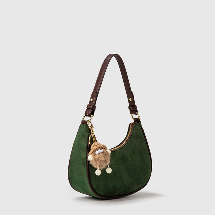 Damen Handtasche aus hochwertigem Wildleder mit verspieltem Anhänger | Nord Taschen