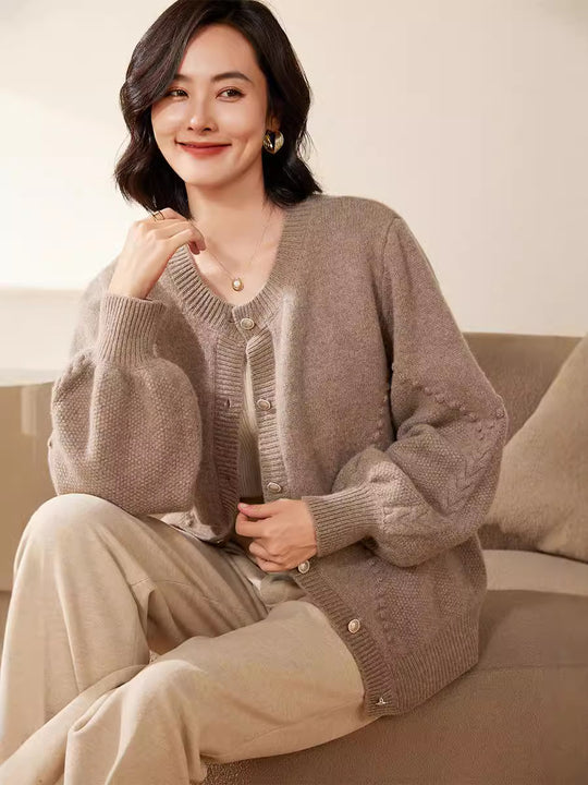 Damen Strickcardigan mit Strukturmuster, Ballonärmeln und Perlmuttknopfleiste Nord Taschen