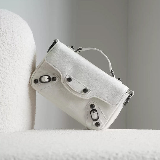Damen elegante Umhängetasche mit metallischem Finish und praktischen Details Nord Taschen