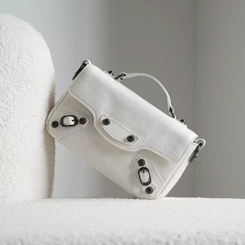Damen elegante Umhängetasche mit metallischem Finish und praktischen Details Nord Taschen