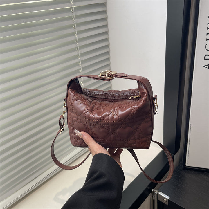 Damen Umhängetasche mit quiltetem Herzdesign und verspieltem Verschluss Nord Taschen