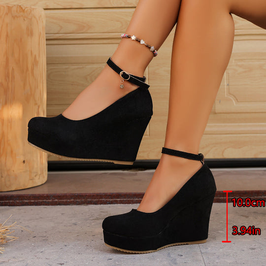 Damen Wedge-Pumps mit zierlichem Riemen und glänzendem Akzent Nord Taschen