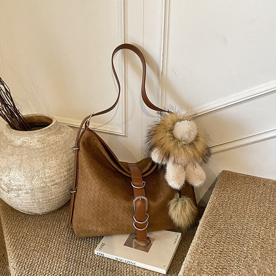 Damen geflochtene Hobo-Tasche aus hochwertigem Kunstleder mit dekorativem Anhänger Nord Taschen