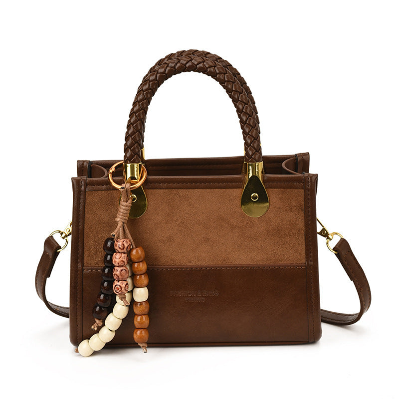 Damen elegante Handtasche mit geflochtenem Henkel und dekorativem Anhänger Nord Taschen