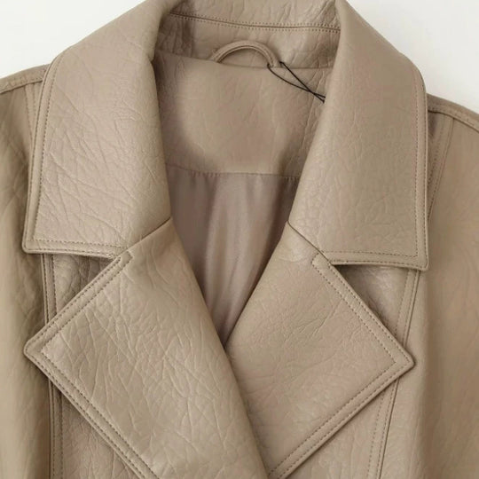 Damen Kurzblouson aus Kunstleder mit zweireihiger Knopfleiste, breitem Revers und gerafftem Bund Nord Taschen