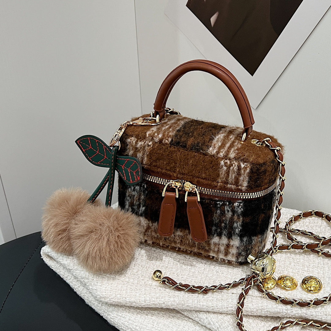 Damen stylische Handtasche mit einzigartigem pelzigen Anhänger Nord Taschen