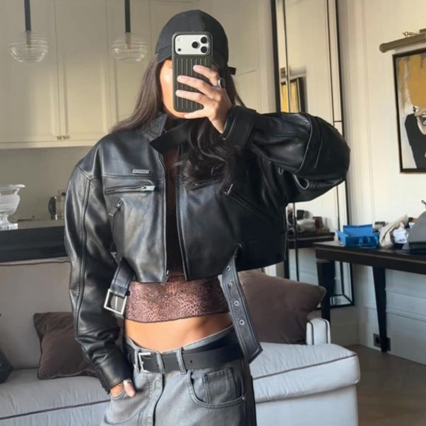 Damen Cropped Boxy-Bikerjacke aus veganem Leder mit hohem Stehkragen, Reißverschlusstaschen & Schnallen-Detail Nord Taschen