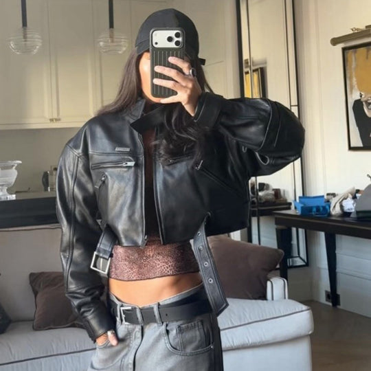 Damen Cropped Boxy-Bikerjacke aus veganem Leder mit hohem Stehkragen, Reißverschlusstaschen & Schnallen-Detail Nord Taschen