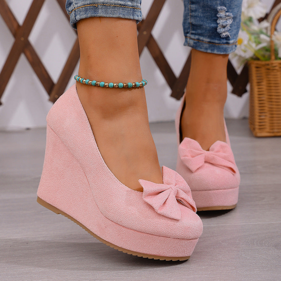 Damen Wedge-Pumps mit zierlichem Riemen und glänzendem Akzent Nord Taschen