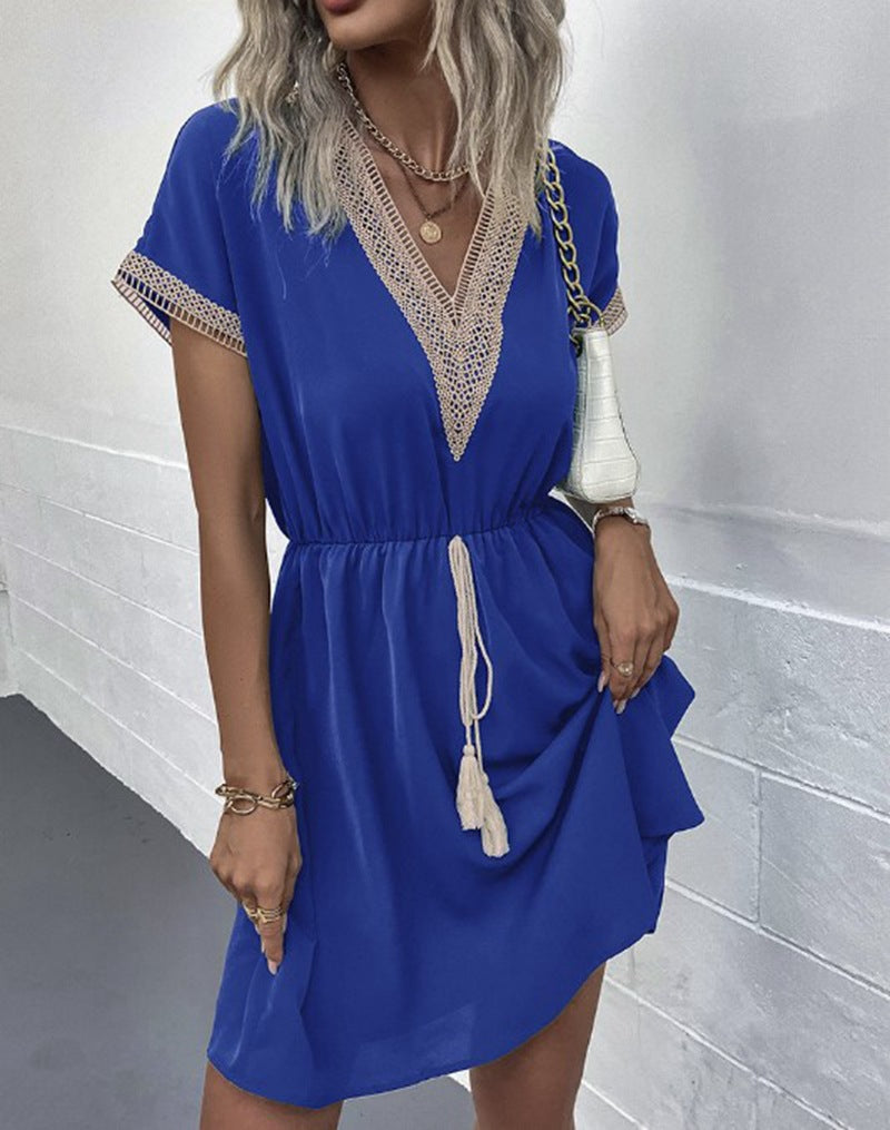 Kleid mit V-Ausschnitt aus Spitze