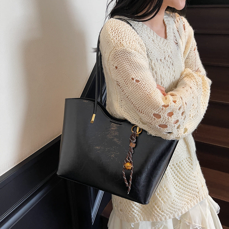 Damen elegante Shopper-Tasche mit dekorativem Anhänger Nord Taschen