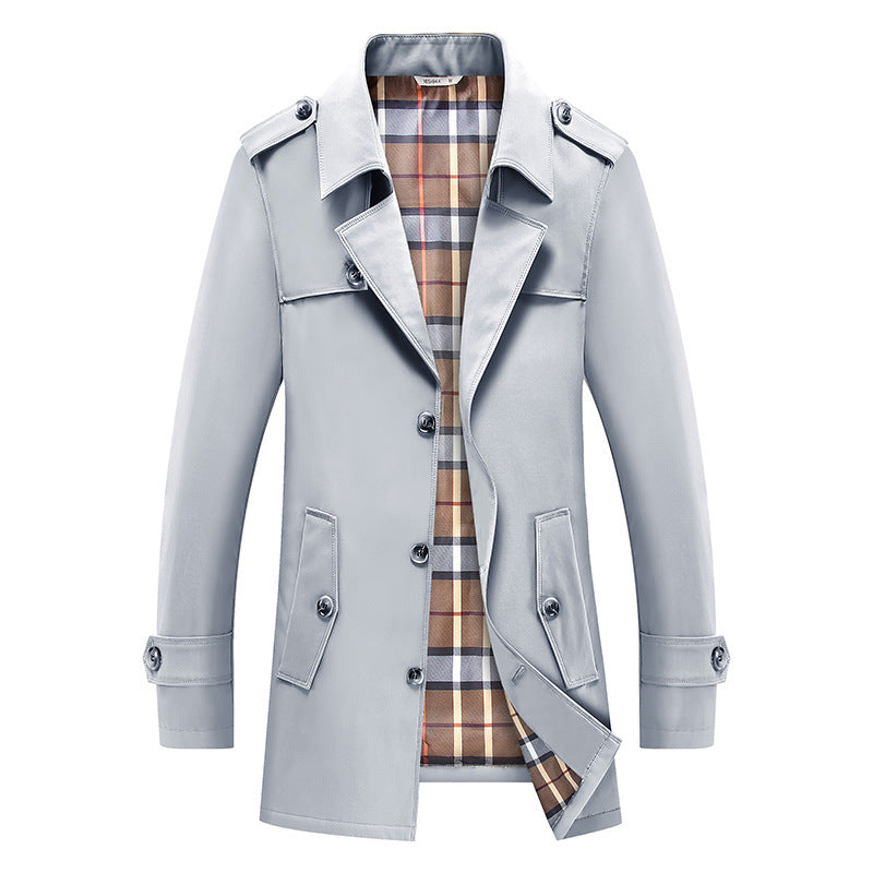 Herren Kurz-Trenchcoat im klassischen Stil mit karierter Innenfütterung, Schulterklappen und Pattentaschen Nord Taschen