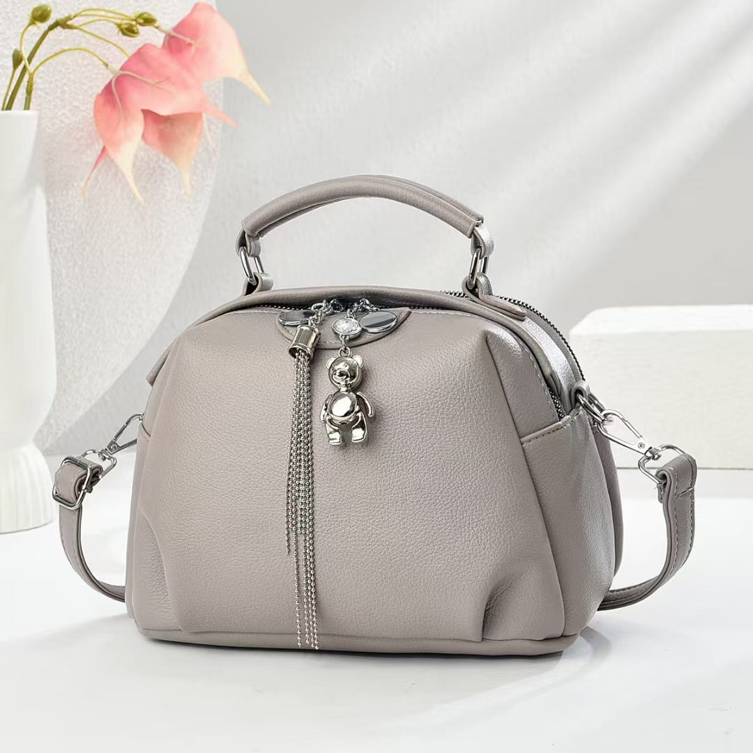 Damen Handtasche mit dekorativem Teddy-Anhänger und strukturierter Oberfläche Nord Taschen