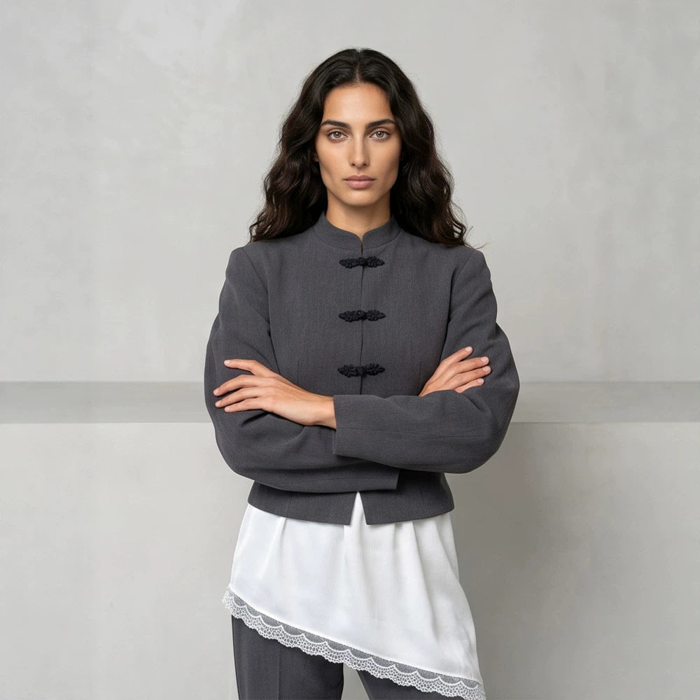 Damen Taillierter Cropped-Blazer mit Mandarin-Kragen und Zierknotenverschluss Nord Taschen