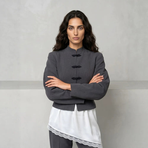 Damen Taillierter Cropped-Blazer mit Mandarin-Kragen und Zierknotenverschluss Nord Taschen