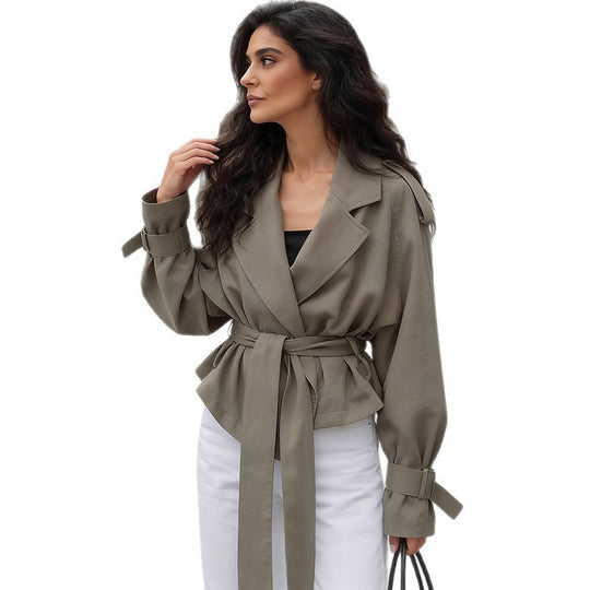 Damen Leichte Kurztrenchjacke mit weiten Revers, langen Bindegürtel und verstellbaren Manschetten Nord Taschen