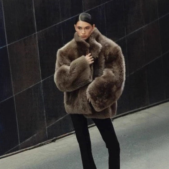 Damen Kurzmantel aus luxuriösem Kunstpelz mit voluminösem Schalkragen und kastiger Silhouette Nord Taschen