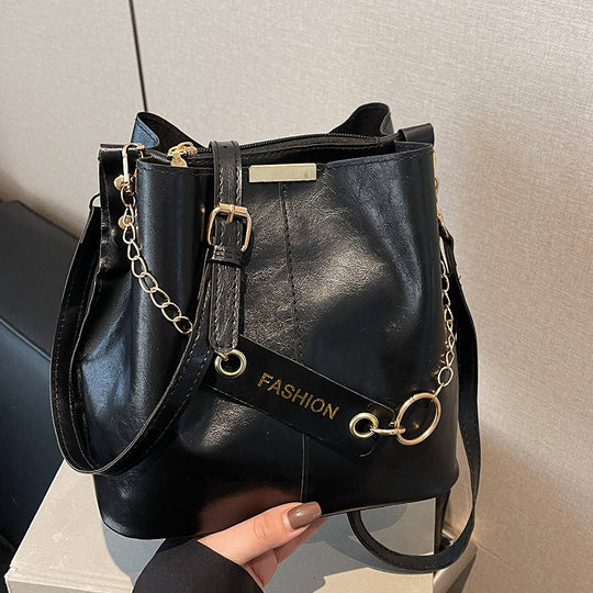 Damen Casual Umhängetasche aus hochwertigem Kunstleder mit modischem Kettenakzent Nord Taschen