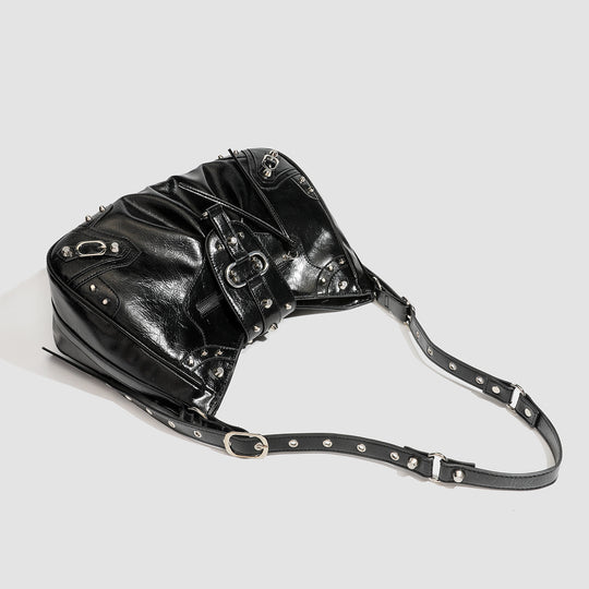 Damen Hobo-Tasche mit dekorativen Nieten und glänzendem Finish Nord Taschen