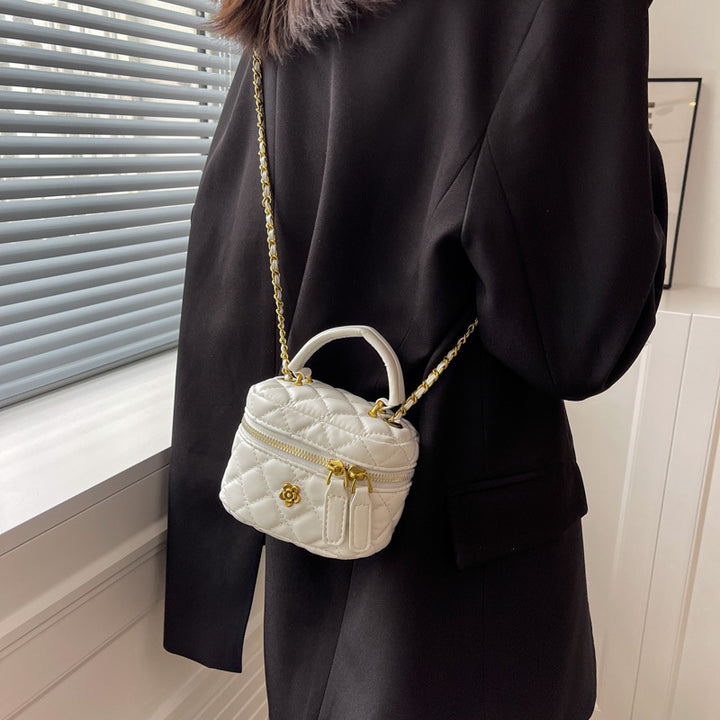 Damen Mini-Tasche im eleganten Steppdesign mit goldenen Akzenten | Nord Taschen