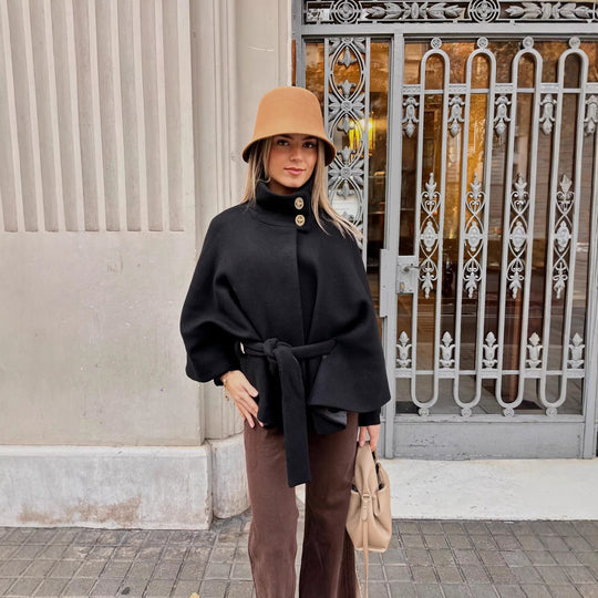 Damen Kurzes Cape‑Mantel mit Stehkragen, Taillengürtel und Zierknöpfen Nord Taschen