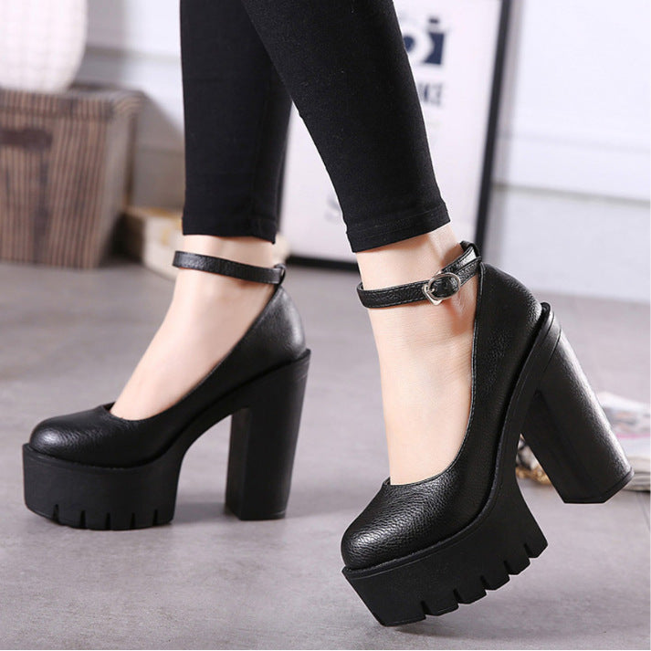 Damen Plateau-Pumps mit eleganter Doppelriemenführung und rutschfester Sohle