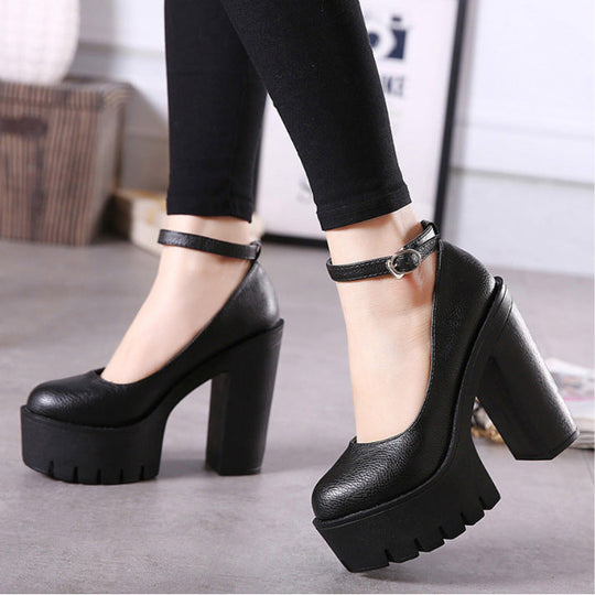 Damen Plateau-Pumps mit eleganter Doppelriemenführung und rutschfester Sohle