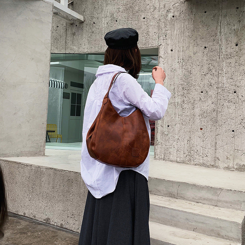 Damen Handtasche mit geschwungenem Design und hochwertiger Lederstruktur Nord Taschen