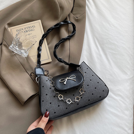 Damen Handtasche mit eleganter Schleifenverzierung und verspielter Kettenapplikation Nord Taschen