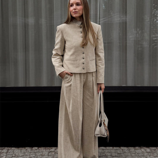 Damen Stehkragen-Sakko mit Metallknöpfen und weiter Plisseehose Nord Taschen