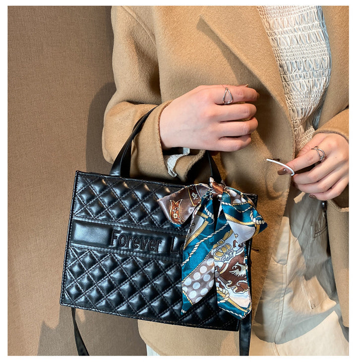 Damen elegante Handtasche mit modernen Details und dekorativem Schal Nord Taschen