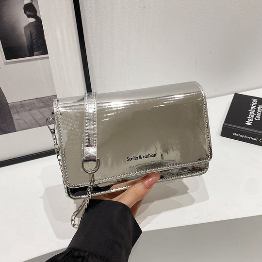 Damen elegante Umhängetasche mit schimmerndem Finish und praktischen Kettenriemen Nord Taschen