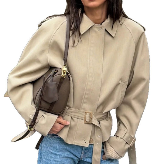 Damen Taillierte Kurz-Trenchjacke mit Bindegürtel, Raglanärmeln und verdeckter Knopfleiste Nord Taschen