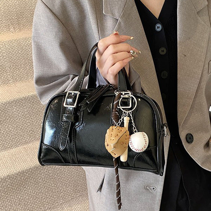 Damen Handtasche mit eleganten Schnallen und hochwertigem glänzendem Kunstleder Nord Taschen