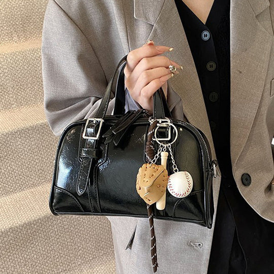 Damen Handtasche mit eleganten Schnallen und hochwertigem glänzendem Kunstleder Nord Taschen